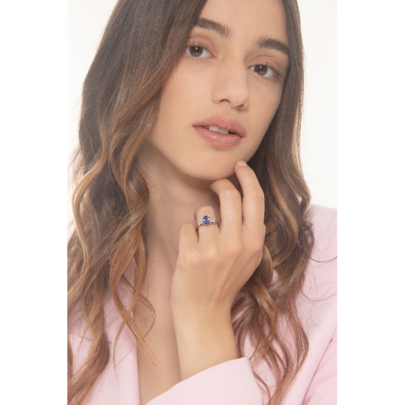 White gold 18k ring with diamonds and oval tanzanite