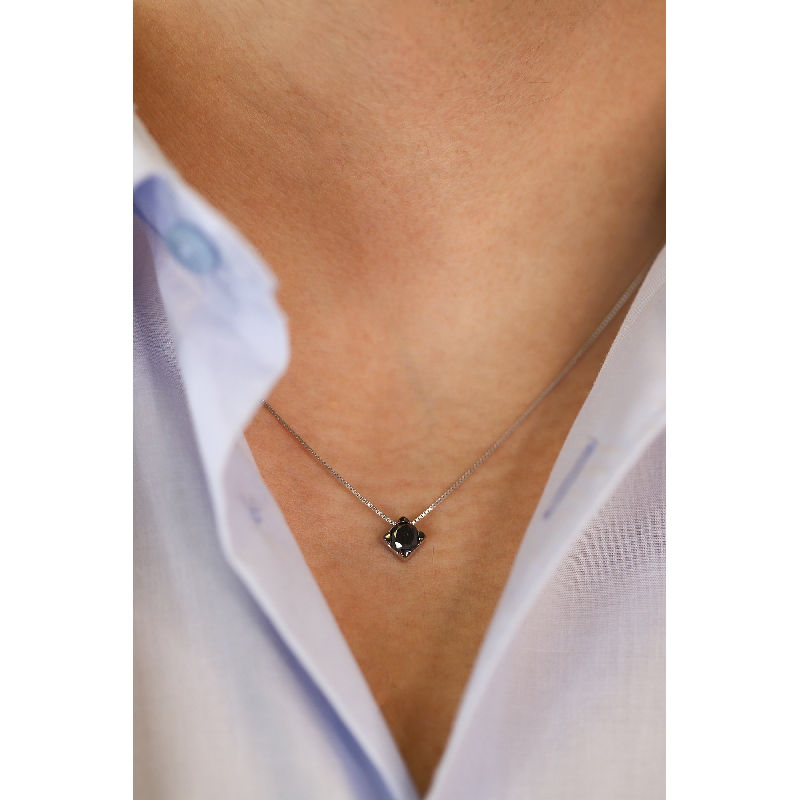 Collana in oro bianco 18k e punto luce con diamante nero e punte brunite, 0.75 ct