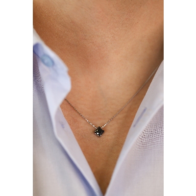 Collana in oro bianco 18k e punto luce con diamante nero e punte brunite, 0.75 ct