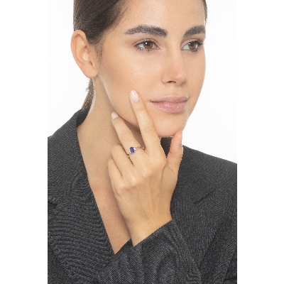 White gold 18k ring with a central tanzanite and one diamond each side 