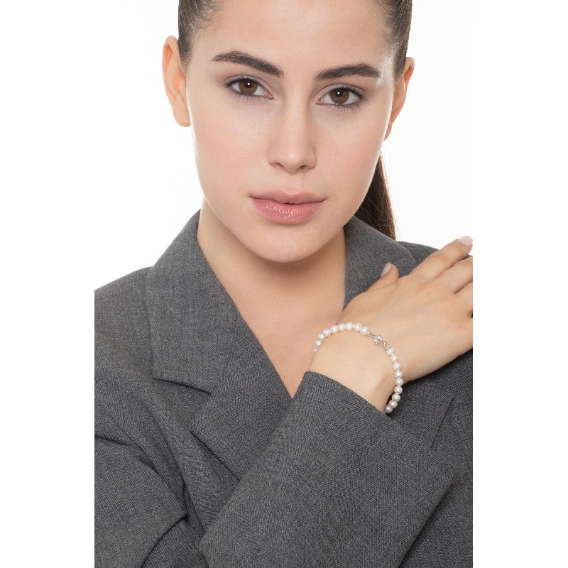 Pearl bracelet with white gold closure