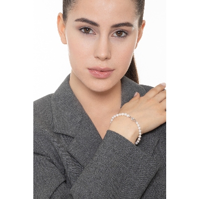 Pearl bracelet with white gold closure