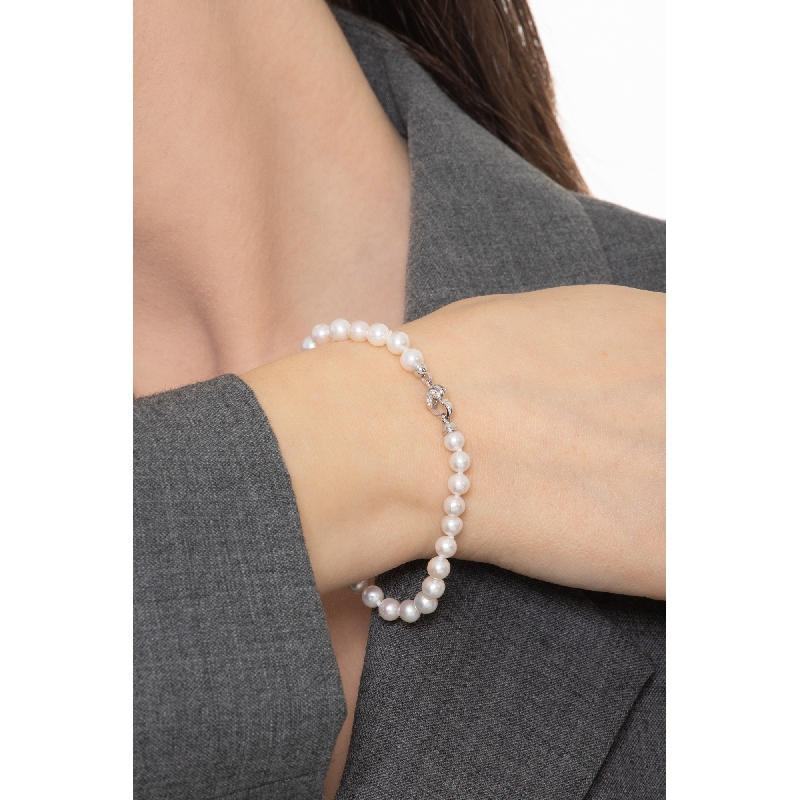 Pearl bracelet with white gold closure