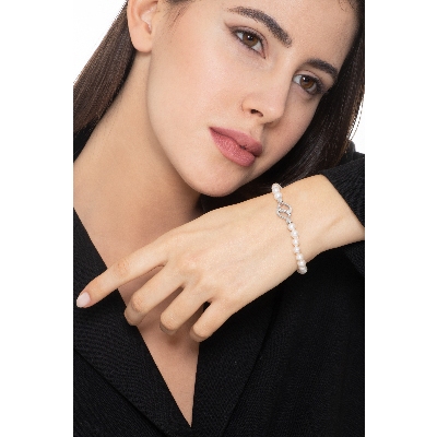 Bracelet with japanese pearls and white gold 18k and diamonds closure