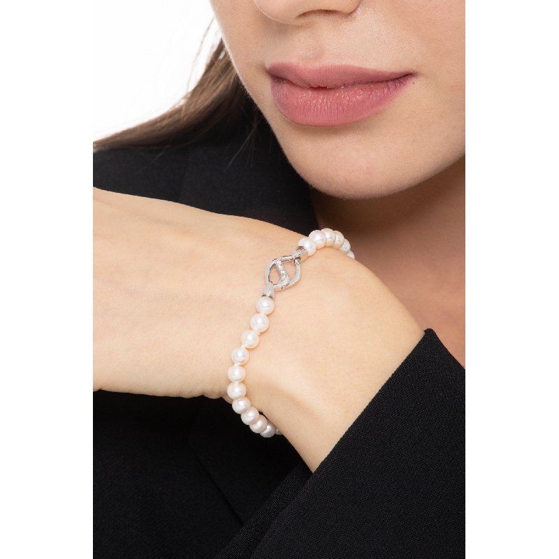 Bracelet with japanese pearls and white gold 18k and diamonds closure