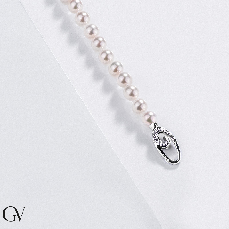 Bracciale di perle giapponesi di 6,5 mm e chiusura in oro bianco 18k e diamanti