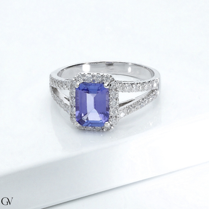 18k white gold ring with diamonds shoulder set and tanzanite
