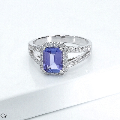 18k white gold ring with diamonds shoulder set and tanzanite