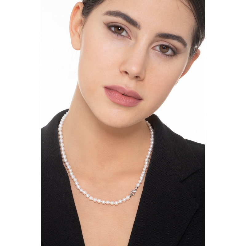 Necklace with japanese pearls and diamond with closure in 18k white gold 
