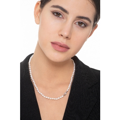 Necklace with japanese pearls and diamond with closure in 18k white gold 