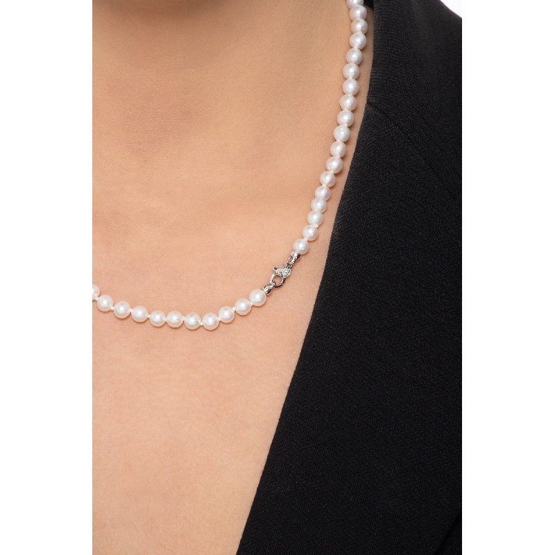 Necklace with japanese pearls and diamond with closure in 18k white gold 