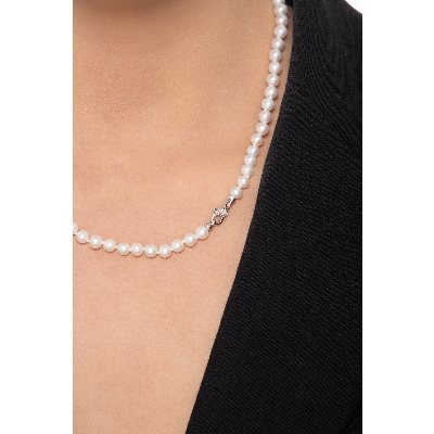 Necklace with japanese pearls and diamond with closure in 18k white gold 