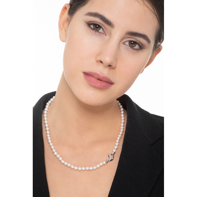 Necklace with natural cultivated japanese pearls and a closure in 18k white gold 