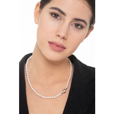 Necklace with natural cultivated japanese pearls and a closure in 18k white gold 