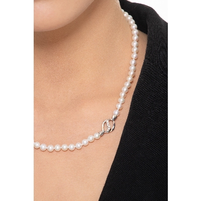Necklace with natural cultivated japanese pearls and a closure in 18k white gold 