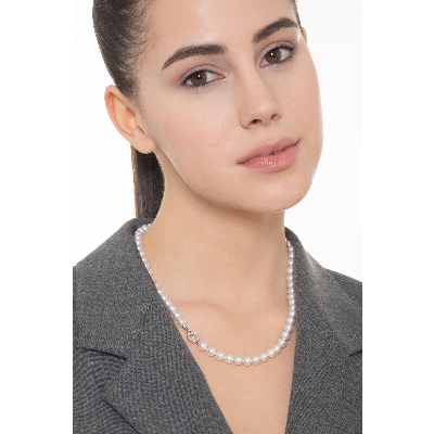 Japanese pearl necklace with a 18k white gold closure with diamonds