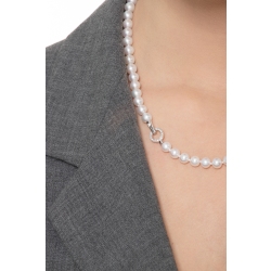 Japanese pearl necklace with a 18k white gold closure with diamonds 2