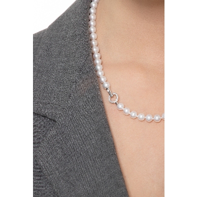 Japanese pearl necklace with a 18k white gold closure with diamonds