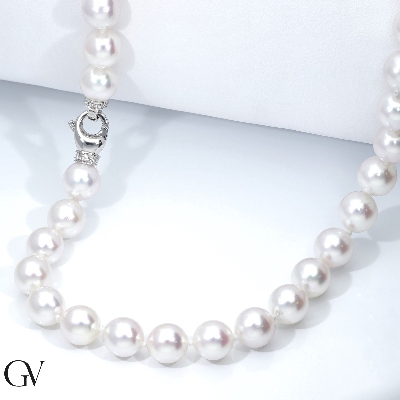 Japanese pearls necklace with a white gold 18k closure with diamonds 