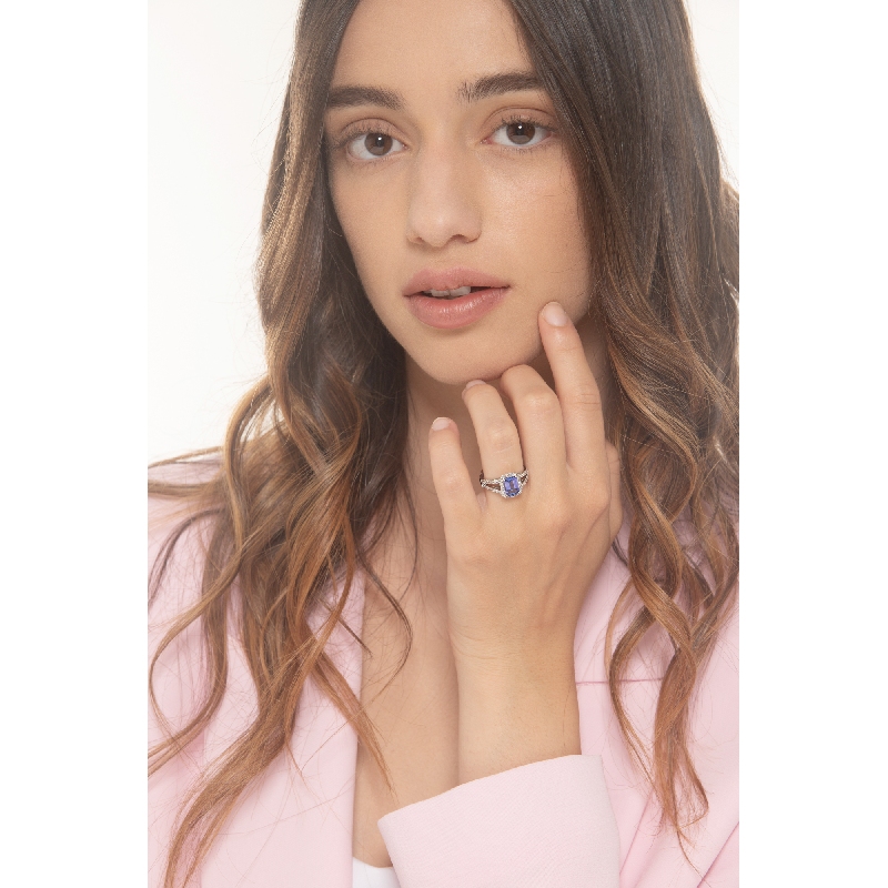 18k white gold ring with diamonds shoulder set and tanzanite