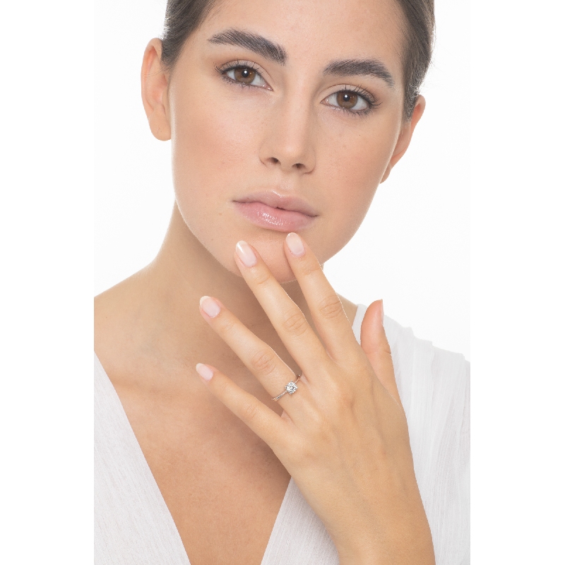 Anello solitario lineare a 4 punte in oro bianco 18k con diamante, ct 0,70