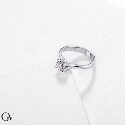 Solitaire ring in white gold 18k with central diamond