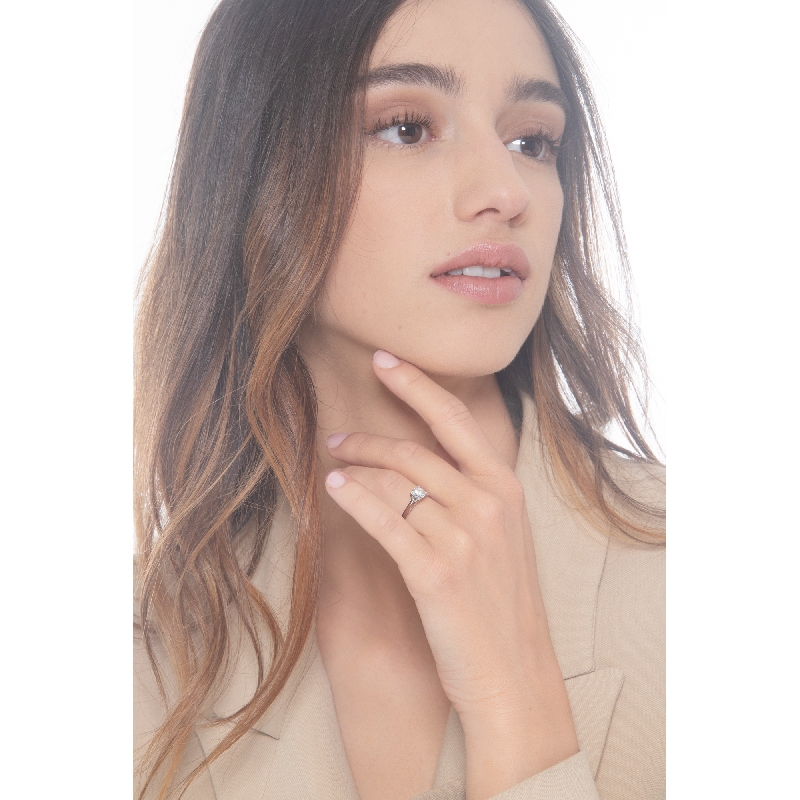 Solitaire ring in white gold 18k with central diamond