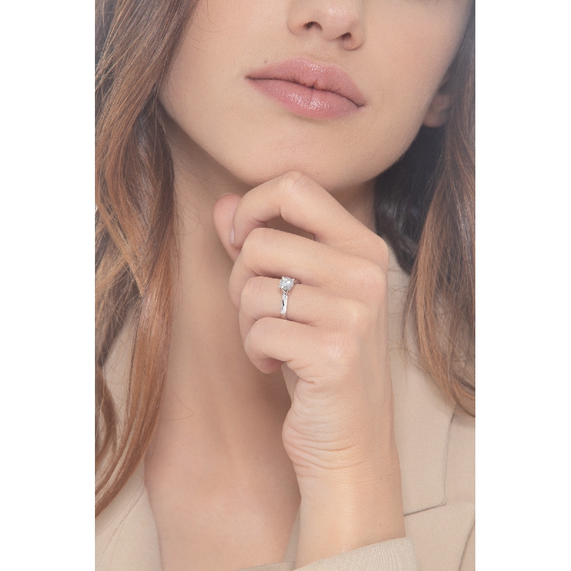 Solitaire ring in white gold 18k with central diamond