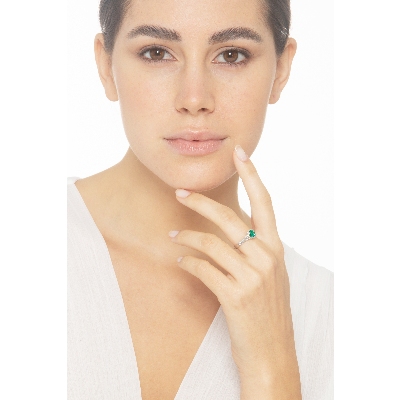 Solitaire type ring with a central emerald and diamonds shoulder set 