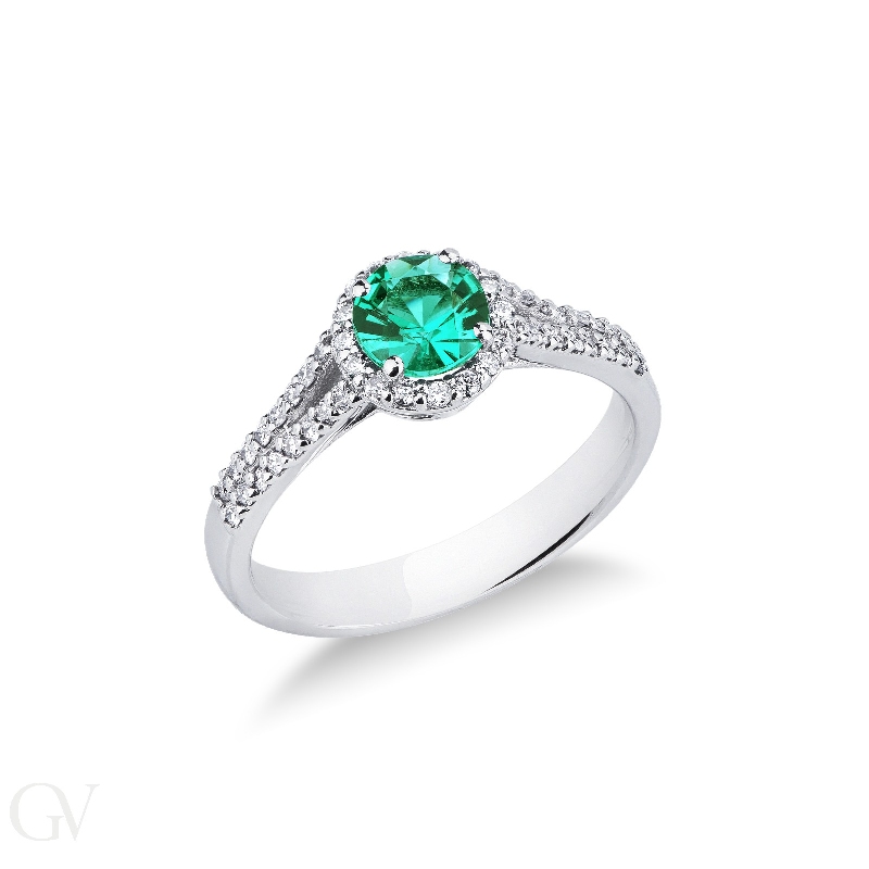 Solitaire type ring with a central emerald and diamonds shoulder set 