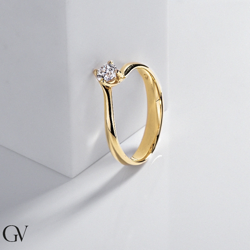 4 claw solitaire diamond 0,30 ct ring in yellow gold 18k