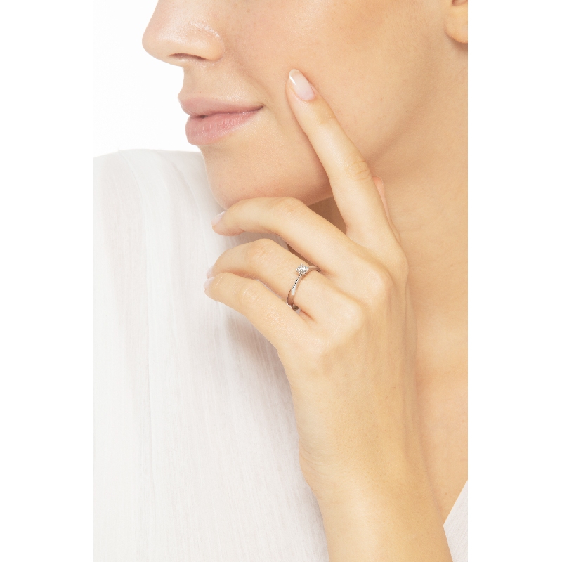 4 claw solitaire ring with a 0,30 ct diamond 