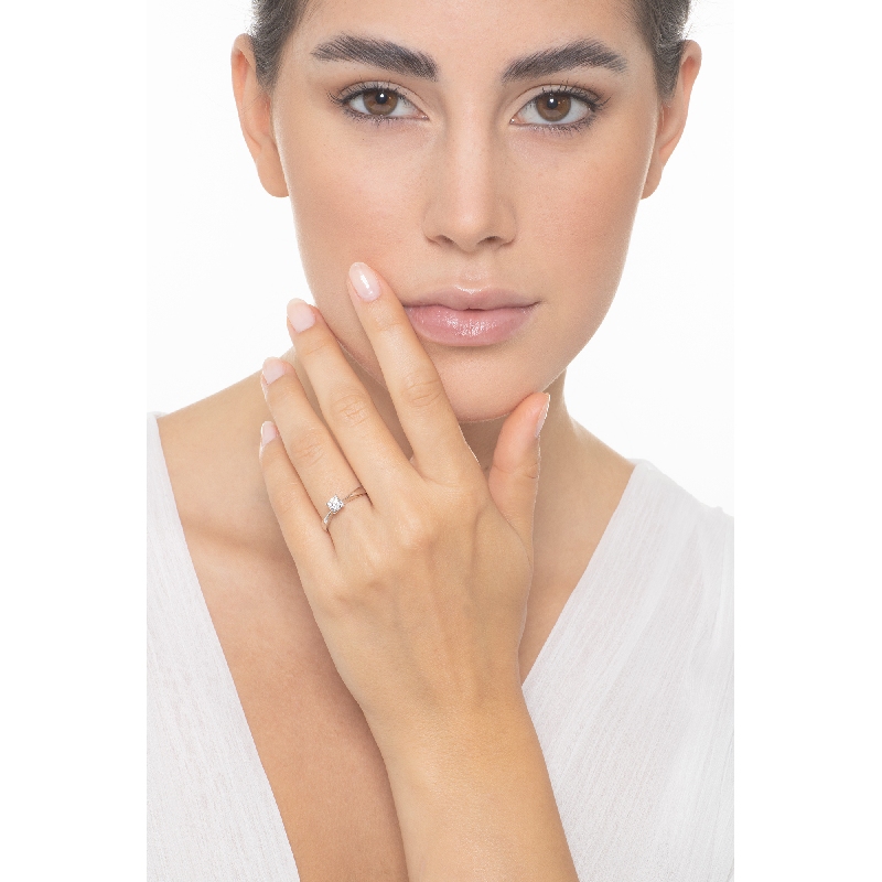 White gold 18k 4 claw solitaire ring with a 0,40 ct diamond