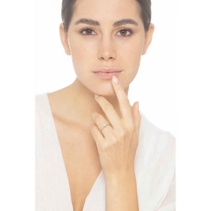 Anello tipo solitario a sei griffe in oro bianco 18k con 8 diamanti per lato, totale ct. 0.19