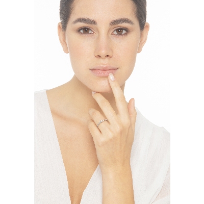 Anello tipo solitario a sei griffe in oro bianco 18k con 8 diamanti per lato, totale ct. 0.19