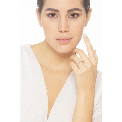 Anello tipo solitario a sei griffe in oro bianco 18k con 7 diamanti per lato, totale ct. 0.37