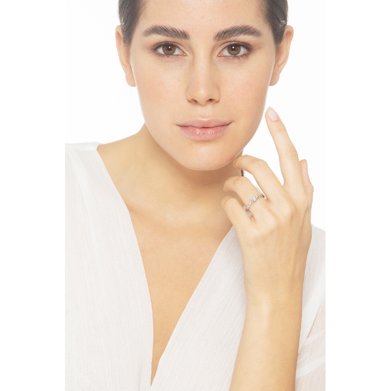 Anello solitario in oro bianco 18k a 6 griffe con sette diamanti per lato e centrale di 0,30 ct