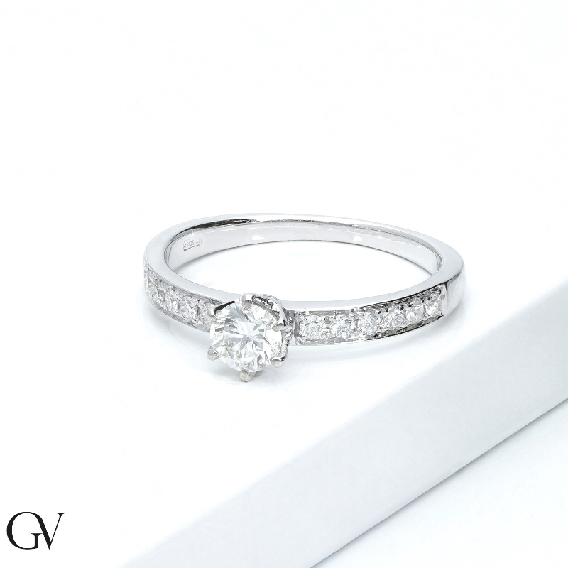 Anello in oro bianco 18k tipo solitario con diamanti, centrale 0.50 ct