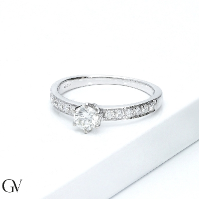 Anello in oro bianco 18k tipo solitario con diamanti, centrale 0.50 ct