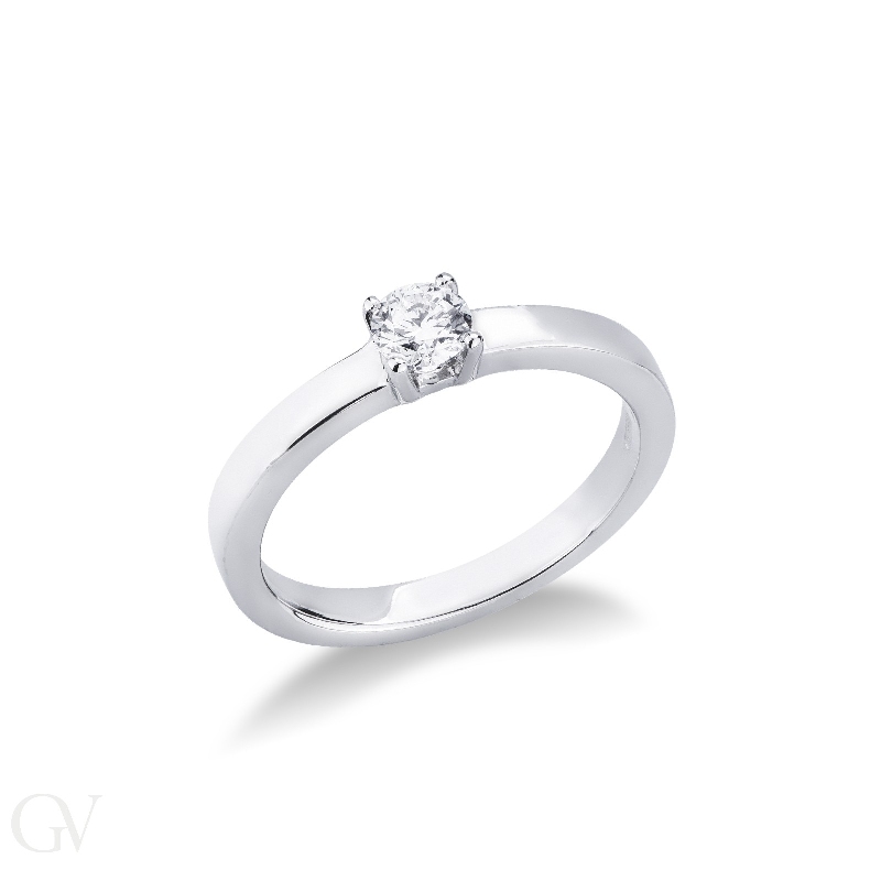 White gold 18k 4 claw solitaire diamond ring 0,30 ct