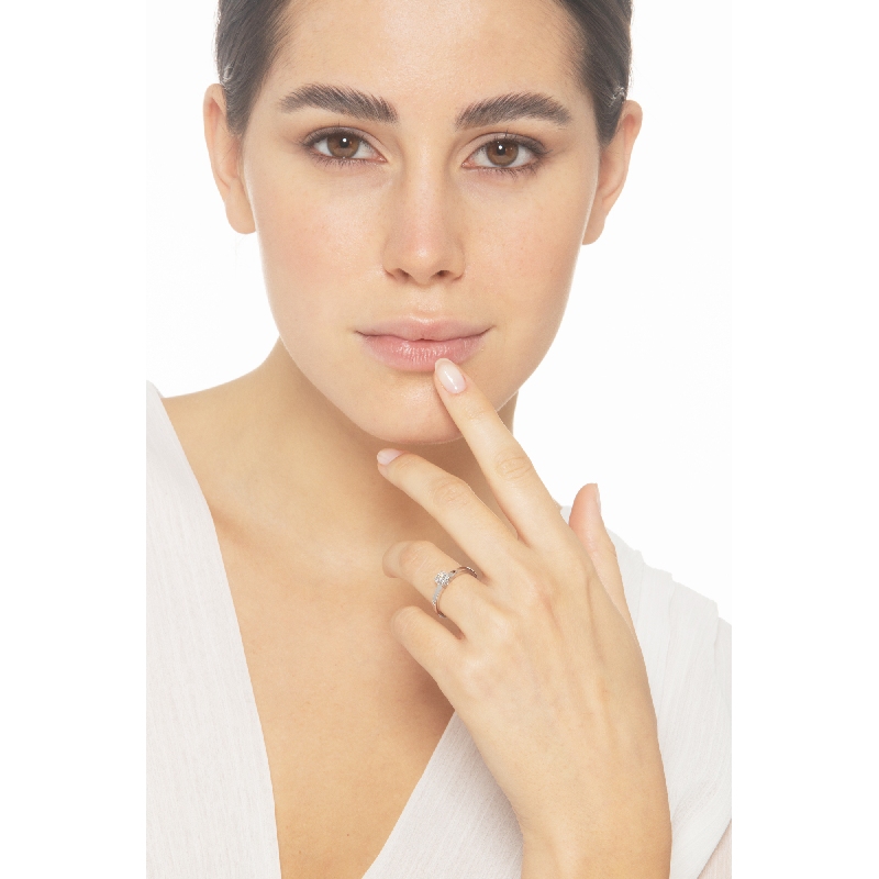 White gold 18k solitaire ring with a 4 claw 0,50 ct diamond