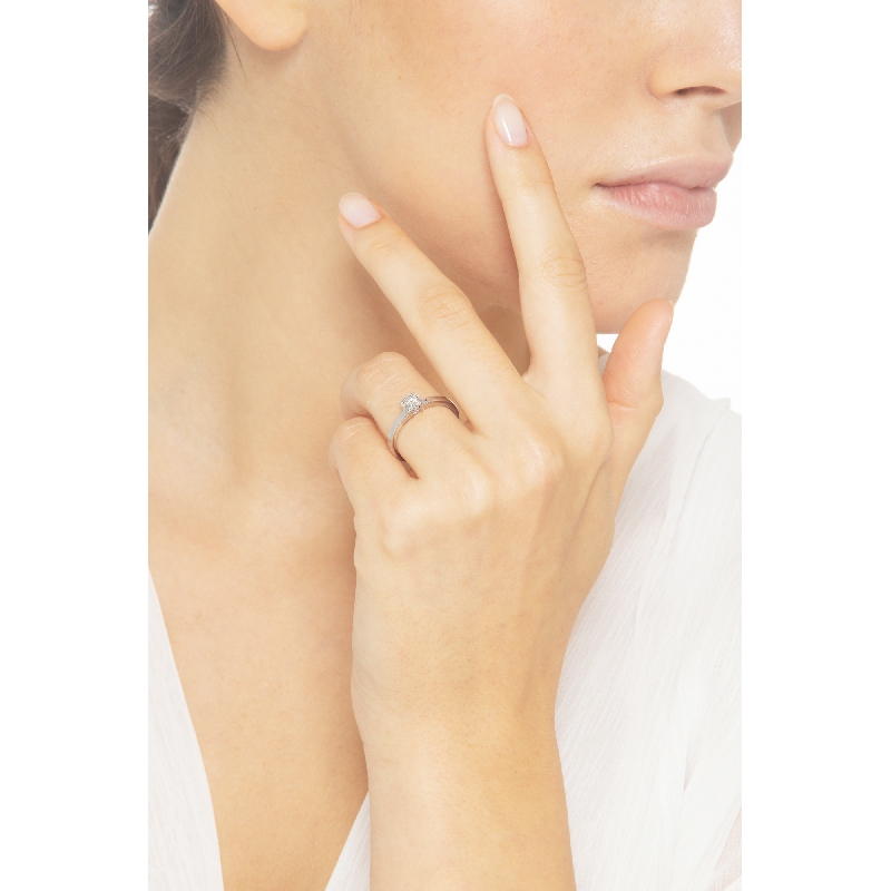 White gold 18k solitaire ring with a 4 claw 0,50 ct diamond