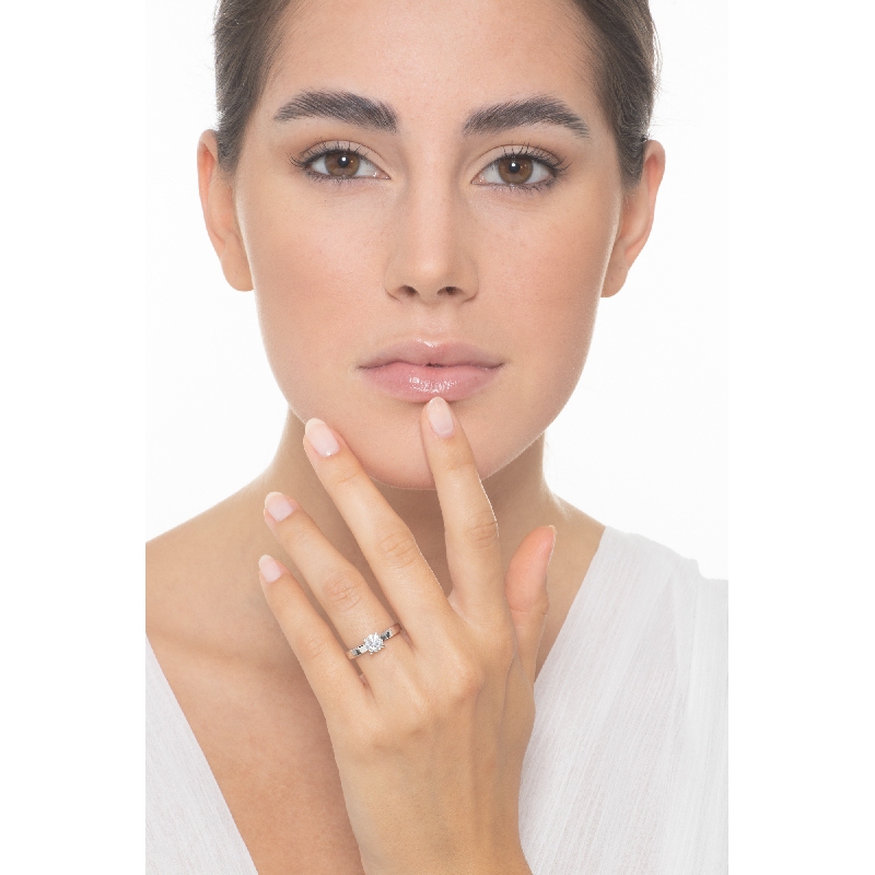 18k white gold solitaire ring with a 4 claw 0,70 ct diamond 