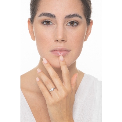 18k white gold solitaire ring with a 4 claw 0,70 ct diamond 