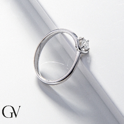 4 claw solitaire ring with a 0,20 ct diamond and regular shank