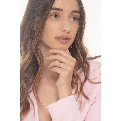 Anello in oro bianco 18k con ametista e 2 diamanti per lato