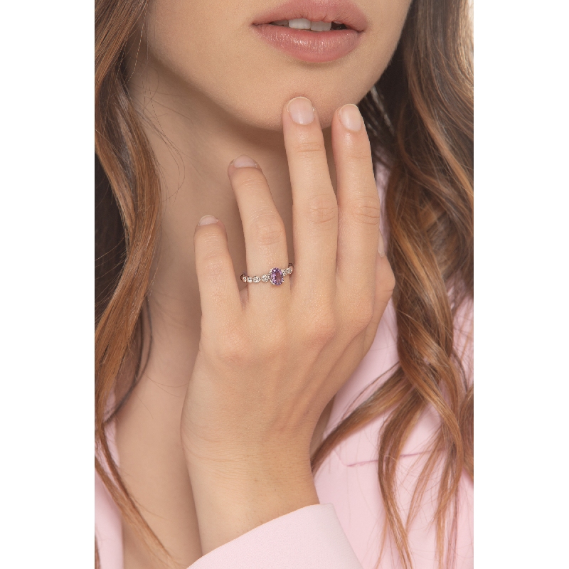 Anello in oro bianco 18k con ametista e 2 diamanti per lato