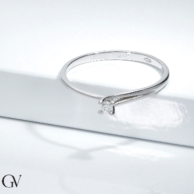 Solitaire ring linear pattern model with a 0,04ct diamond in white gold 18k