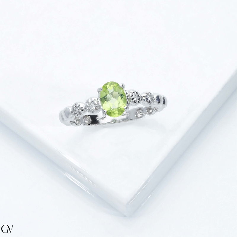 Anello in oro bianco 18k con peridoto e 2 diamanti per lato