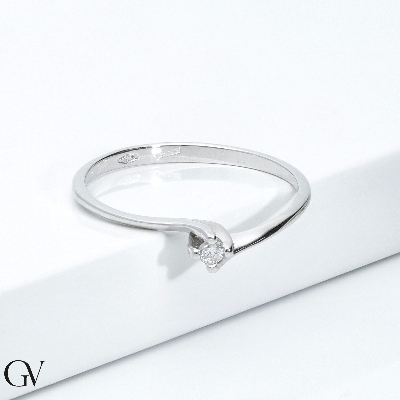 Solitaire ring linear pattern model with a 0,04ct diamond in white gold 18k 